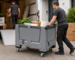 Graue Big Box auf Rollen beim Umzug für Transport und Lagerung