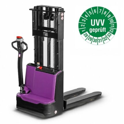 Elektrischer Hochhubwagen mit violett-schwarzem Gehäuse und grüner UVV-geprüft-Plakette.